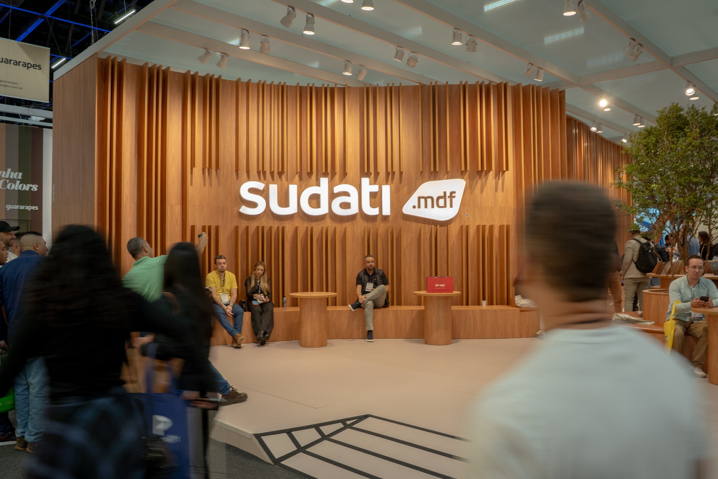 Stand da Sudati MDF em feira, fotografado pela Aries Filmes