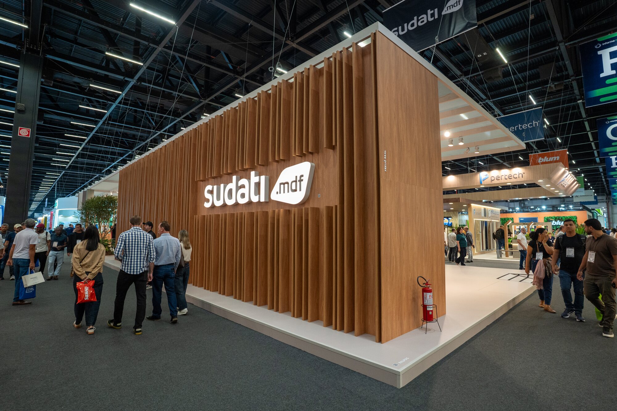 Visão lateral do stand da Sudati MDF durante uma feira