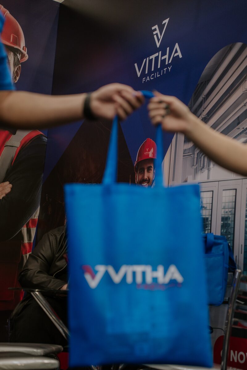 Entrega de material da Vitha Facility durante uma feira